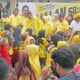 KETUA DPD Partai Golkar Sumut, Musa Rajekshah (Ijeck) melepas peserta jalan sehat dari Lapangan Merdeka Binjai, Minggu (16/10). Waspada/Surya Efendi