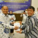 KETUA Umum DPP Aspadin Rachmat Hidayat (kiri) menyerahkan SK pengurus kepada Ketua DPD Sumut-NAD, Esron Siringoringo. Waspada/Ist