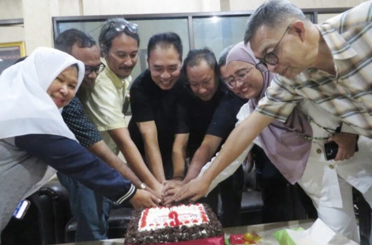 Pemred H Hendra DS, Redaktur Senior Edward Thahir S.Sos, Redaktur Pelaksana Rizaldi Anwar, SH dan jajaran keredaksian meletakkan serempak tangan mereka, sebelum memotong kue pada HUT ke-3 Waspada.id. Waspada/Surya Efendi