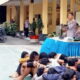 KAPOLRESTABES Medan Kombes Valentino Alfa Tatareda memberikan bimbingan kepada para anggota geng motor yang diamankan saat hendak melakukan tawuran di Jl. Cemara Kecamatan Medan Timur, Kamis (27/10) di Mapolsek Medan Timur. Waspada/Ist