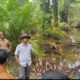 ANGGOTA DPRD Sumut Ahmad Hadian (pakai topi, tengah) bersama warga Dusun Serdang, Desa Perkebunan Tanjung Kasau, Kecamatan Laut Tador, Kabupaten Batu Bara. Waspada/Ist