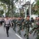 SAT Brimob Poldasu long march pataka perpindahan markas komando dipimpin Kapoldasy Irjen Pol. Panca Putra Simanjuntak, Minggu (30/10). Waspada/gito ap