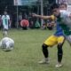 PEMAIN Putra Persut Mutiara Timur menghadang laju pemain Andestum Pidie saat kedua tim bertanding dalam laga Semi Open Tournament dalam rangka HUT Ke-7 Bungie FC di Lapangan Lampoih Me, Sabtu (30/10). Waspada/Muhammad Riza