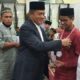 KETUA BKM Asy Syafi'iyah sedang menyerahkan berbagai hadiah kegiatan lomba mewarnai, lomba azan, lomba surat pendek dan lomba pidato bagi anak anak dan remaja di Masjid Asy Syafi'Iyah. Waspada/ist