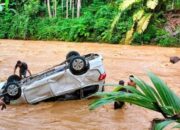 Liburan Jadi Musibah, Satu Unit Mobil Diterjang Air Bah Krueng Tuan