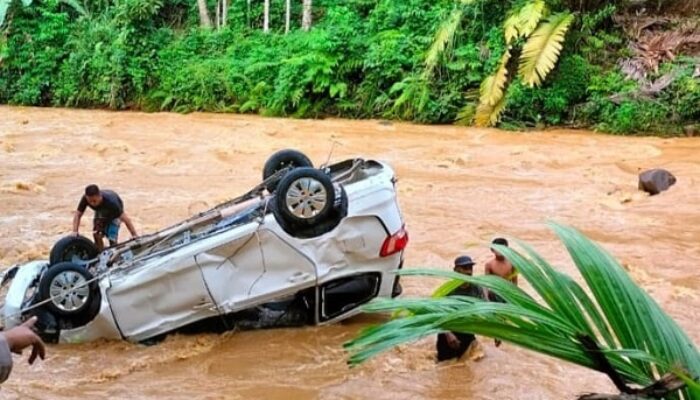 Liburan Jadi Musibah, Satu Unit Mobil Diterjang Air Bah Krueng Tuan