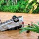 Satu unit mobil Wuling Confero BK 1009 AC, milik Suwandi, 36, Anggota Polres Aceh Utara terseret ke dalam sungai setelah diterjang air bah yang datang secara tiba-tiba di Krueng Tuan Kec. Nisam Antara Kab. Aceh Utara, Minggu (30/10). Waspada.id/Zainuddin. Abdulla