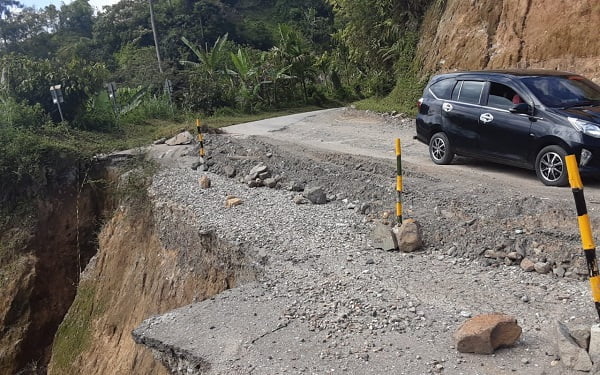 Kisah Pak Bhabin, Keliling Bawa Alat Cukur Potong Rambut Warga