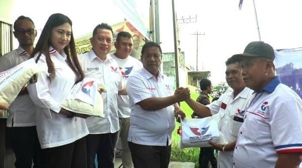 Syukuran Juara KTA Terbanyak, DPC Perindo Sunggal Bagi Ratusan Karung Beras Syukuran Juara KTA Terbanyak, DPC Perindo Sunggal Bagi Ratusan Karung Beras