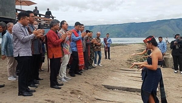 Anggota Komisi XI DPR RI H.Gus Irawan Pasaribu SE.Ak, MM, Bupati Samosir Vandiko T Gultom, para pejabat Bank Indonesia dalam pembukaan Toba JouJou Festival2022 di Huta Raja, Senin (17/10). Waspada/Nurkarim Nehe