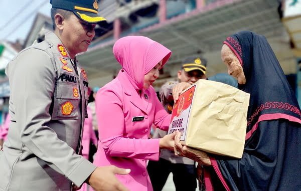 Ketua Bhayangkari Cabang Pidie Ny. Yayuk Padli. didampingi Kapolres Pidie AKBP Padli, dan Waka Polres Kompol Muhammad Taufiq menyerahkan paket Sembako kepada salah satu warga kurang mampu di Kota Sigli, Selasa (25/10). Waspada.id/Muhammad Riza