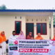 Anggota DPR Aceh Fraksi PKS Nova Zahara menyerahkan rumah bantuan layak huni dari APBN tahun 2022 kepada pasangan Sri Rahayu dan Ilyas di Kampung Suka Mulia Upah, Kecamatan Banda Mulia, Kabupaten Aceh Tamiang. Waspada/ist