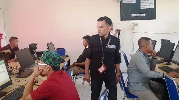 Ketua Panwaslih Aceh Selatan saat meninjau ujian tulis Calon Panwascam di SMA Bakongan Timur.Waspada/Faisal