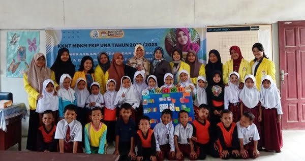 Mahasiswa KKN-T MBKM FKIP UNA foto bersama siswa SD Negeri 014672 Tanjung Alam saat melakukan peningkatan media pembelajaran dengan media Linubi. Waspada/Ist