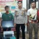 Polsek Siantar Selatan pimpinan Kapolsek Iptu Edi Tuahta Pitra Saragih (tiga kanan) meringkus terduga pencuri inventaris KUA Kec. Siantar Selatan, pria DP, 30, (mememgang komputer) di Jl. Sabang Merauke, Kel. Simalungun, Kec. Siantar Selatan, Jumat (14/10) pukul 16:00 dan menyita berbagai barang bukti dari DP.(Waspada-ist).