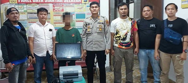 Polsek Siantar Selatan pimpinan Kapolsek Iptu Edi Tuahta Pitra Saragih (tiga kanan) meringkus terduga pencuri inventaris KUA Kec. Siantar Selatan, pria DP, 30, (mememgang komputer) di Jl. Sabang Merauke, Kel. Simalungun, Kec. Siantar Selatan, Jumat (14/10) pukul 16:00 dan menyita berbagai barang bukti dari DP.(Waspada-ist).
