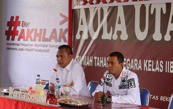 Kepala Divisi Pemasyarakatan Kanwil Kemenkumham Aceh Yudi Suseno disampingi Karutan Singkil Machda Landasny, saat pengarahan pegawai dan CASN. Waspada/Ist