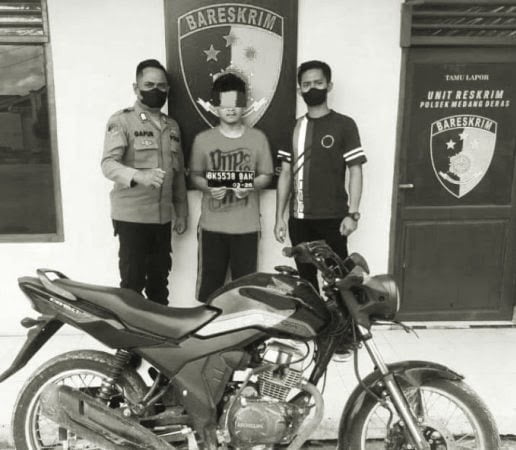Petugas Unit Reskrim Polsek Medangderas menunjukkan tersangka pelaku pencurian sepeda motor.(Waspada/ist)