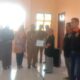 WALI Kota Subulussalam, H. Affan Alfian Bintang, SE simbolis menyerahkan piagam dan hadiah kepada peserta pelatihan terbaik. Waspada/Khairul Boangmanalu