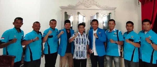 Pengurus DPD II KNPI Kota Langsa audensi dan silaturahmi dengan Ketua DPRK Langsa Maimul Mahdi, S.Sos, Senin (17/10). Waspada/Munawar