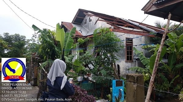 Satu unit rumah di Gampong Lam Tutui, Kecamatan Peukan Bada, Kabupaten Aceh Besar, diterpa angin kencang sehingga atap seng bagian depannya terhempas ke tanah, Senin (17/10). (Waspada/Ist)