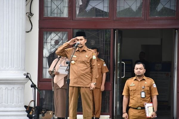 Pj Bupati Agara, Syakir pimpin apel gabungan perdana bersama seluruh kepala Organisasi Perangkat Daerah (OPD) dan Sekdakab Mhd.Ridwan.SE.M.Si , para asisten dan staf ahli Bupati di halaman Kantor Bupati Aceh Tenggara, Senin (17/10).Waspada/Seh Muhammad Amin
