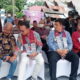 Anggota Komisi XI DPR RI H.Gus Irawan Pasaribu bertemu sohib lama Ketua Seksi Antar Daerah PWI Sumut Nurkarim Nehe di pembukaan Toba JouJou 2022 lalu berbincang di sessi fashion ulos disaksikan Bupati Samosir Vandiko T Gultom dan Kepala BI Sumut Dodi Zulverdi. Waspada/ist