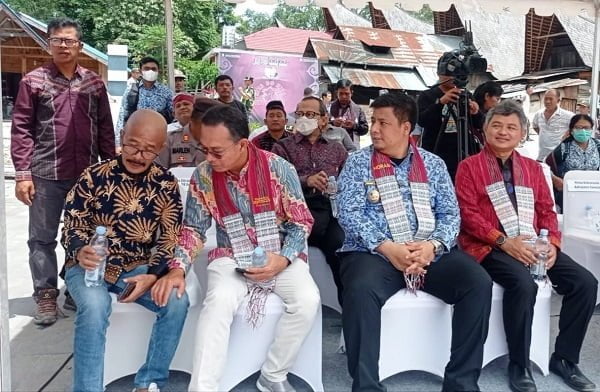 Anggota Komisi XI DPR RI H.Gus Irawan Pasaribu bertemu sohib lama Ketua Seksi Antar Daerah PWI Sumut Nurkarim Nehe di pembukaan Toba JouJou 2022 lalu berbincang di sessi fashion ulos disaksikan Bupati Samosir Vandiko T Gultom dan Kepala BI Sumut Dodi Zulverdi. Waspada/ist