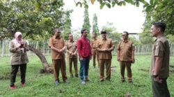 Tim dari Kabupaten Aceh Besar, Provinsi Aceh, dan BKSDA terjun langsung menemui peternak yang mengalami dampak akibat gangguan anjing hutan (ajag) di Kecamatan Sukamakmur dan Kuta Malaka, Aceh Besar, Senin (17/10). (Waspada/Ist)