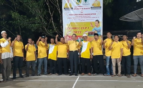 Waka Wantim Golkar Sumut bersama panitia turnamen badminton Syahrul Cup 1, pada malam pembukaan di Desa Aek Natas, Kec. Angkola Selatan, Kab. Tapanuli Selatan. (Waspada/Sukri Falah Harahap)