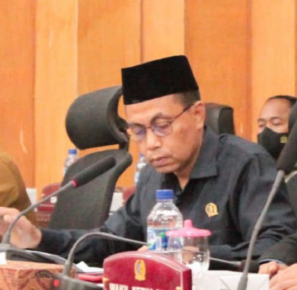 KETUA DPRD Kabupaten Batubara, M. Syafi'i, SH saat memimpin agenda rapat paripurna. Waspada/Iwan Has