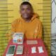 Tersangka AM bersama barang bukti saat diamankan di Mapolres Langsa, Selasa (18/10). Waspada/dede