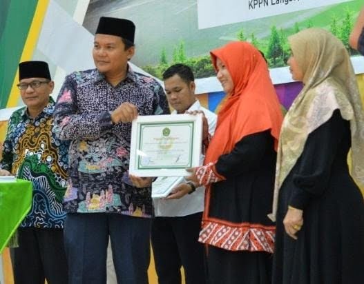 Anggota DPR Aceh dari Fraksi PKS, Nova Zahara saat menerima pengargaan dari Wakil Rektor Bidang Akademik yang juga Ketua Panitia Milad ke-42 IAIN Langsa Dr. HM. Suhaily Sofyan, Lc., MA di Laboratorium Terpadu IAIN Langsa. Waspada/ist
