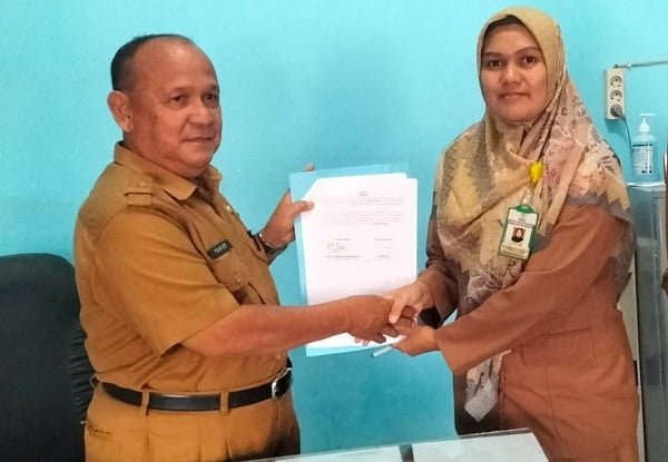 Kadis Dukcapil Yakub bersama Direktur RSUD dr Nila Hernita Saragih, SPP, menunjukkan berita acara kesepakatan yang telah ditandatangani bersama dalam pengurusan Akta Kelahiran dan KK, Senin (17/10). Waspada/Ist