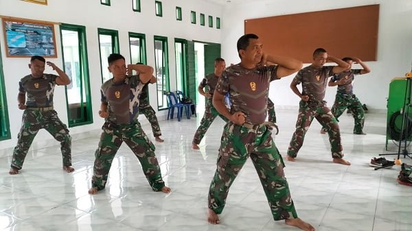 Tim personel saat latihan bela diri.Waspada/Sumarsono