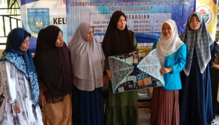 Dosen Dan Mahasiswa Unsam Laksanakan Pelatihan Pembuatan Sange Hias