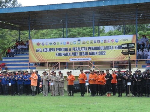 Personel BPBD Aceh Besar bersama unsur terkait menggelar apel kesiapan personil dan peralatan penanggulangan bencana, Selasa (18/10) di lapangan bola kaki Carlos, Lhoknga, Aceh Besar. (Waspada/Ist).