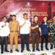 Ketua KPU Padang Sidempuan Tagor Dumora (4 kanan) bersama nara sumber dan anggota KPU Padang Sidempuan foto bersama di aula Hotel Sitamiang, Kota Padang Sidempuan, Selasa (18/10). Waspada/ist