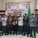 Bupati Kabupaten Toba, Sumatera Utara, Ir. Poltak Sitorus foto bersama dengan pengurus Punguan Batak Muslim Toba (PBMT) di Ruang Kerja Bupati setempat, Senin (17/10). Waspada/Ist