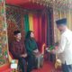 Mantan Wakil Bupati, Bukhari mempeusijuk Pj Bupati Drs.Syakir M.Si bersama istri di Pendopo Bupati Aceh Tenggara, Selasa (18/10).Waspada/Ali Amran
