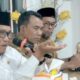Pj Bupati Pidie Ir Wahyudi Adisiswanto, M.Si didampingi Sekda H Idhami, M.Si, Asisten I Sedakab Pidie Drs Samsul Azhar, Asisten III Drs Sayuti, MM dan Kepala Bappeda Pidie H Isnaini, ST, M.Si dalam jamuan makan siang bersama wartawan di Pendopo Bupati Pidie, Selasa (18/10). Waspada/Muhammad Riza