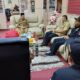 Kepala Dinas Sosial Aceh Besar, Bahrul Jamil (dua kanan) didampingi Kabid Linjamsos, Munawar, saat beraudiensi ke Kadis Sosial Aceh, Yusrizal di Banda Aceh. (Waspada/Ist)