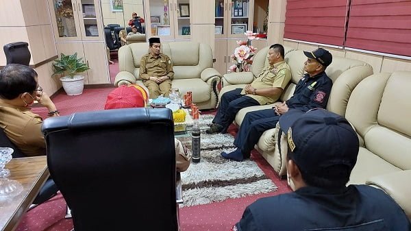 Kepala Dinas Sosial Aceh Besar, Bahrul Jamil (dua kanan) didampingi Kabid Linjamsos, Munawar, saat beraudiensi ke Kadis Sosial Aceh, Yusrizal di Banda Aceh. (Waspada/Ist)