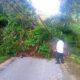 Tampak petugas BPBD Kota Langsa sudah berada di lokasi tanah longsor dan pohon tumbang yang menutupi jalan Trom, Sukajadi Makmur, Kecamatan Langsa Baro, Rabu (19/10). Waspada/Rapian
