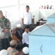 Tuan Guru H. Mahmuddin Rangkuti (berdiri depan) bersama Ketua IPK Sidempuan Arif Lubis (duduk baju putih) dan jamah Pengajian Surya Al-Hidayah menziarahi makam Tuan Syekh Zainal Abidin Harahap. (Waspada/Sukri Falah Harahap)