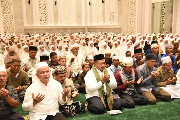 BUPATI Tapsel Dolly Pasaribu bersama pimpinan dan 1.500 jamaah pengajian Surya Al-Hidayah shalat berjamaah di Masjid Agung Syahrun Nur, sekaligus memunajatkan doa untuk almarhum H. Panusunan Pasaribu. (Waspada/Ist)