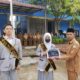 Kepala SMA Negeri 3 Langsa, Rusli S.Ag saat menyerahkan hadiah kepada siswa Duta Pelajar Kamtibnas tingkat SMA/SMK di sekolahnya, Senin (24/10). Waspada/dede