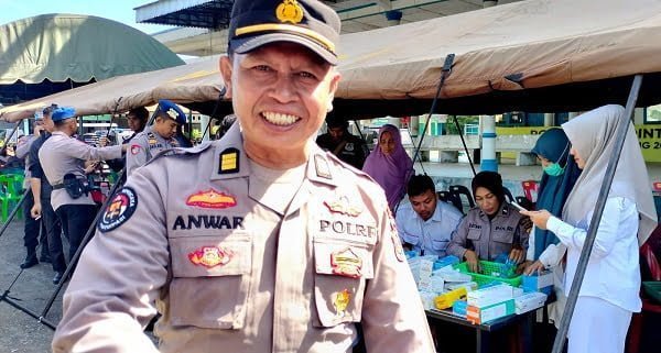 Kapolres Pidie Bersama Ketua Bhayangkari Bagikan Bansos