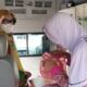 Kadiskes Kabupaten Pidie dr Arika Husnayanti Aboebakar berada dalam mobil ambulan saat membawa pasien jiwa ke RSJ Banda Aceh, Selasa (11/10) sore. Waspada/Muhammad Riza