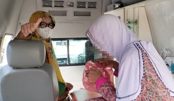 Kadiskes Kabupaten Pidie dr Arika Husnayanti Aboebakar berada dalam mobil ambulan saat membawa pasien jiwa ke RSJ Banda Aceh, Selasa (11/10) sore. Waspada/Muhammad Riza